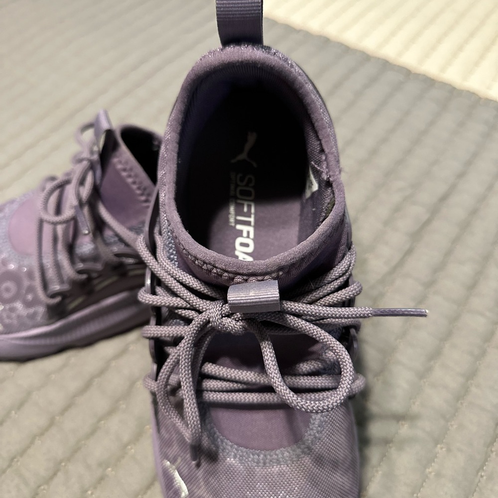 Woman’s Puma tennis shoes